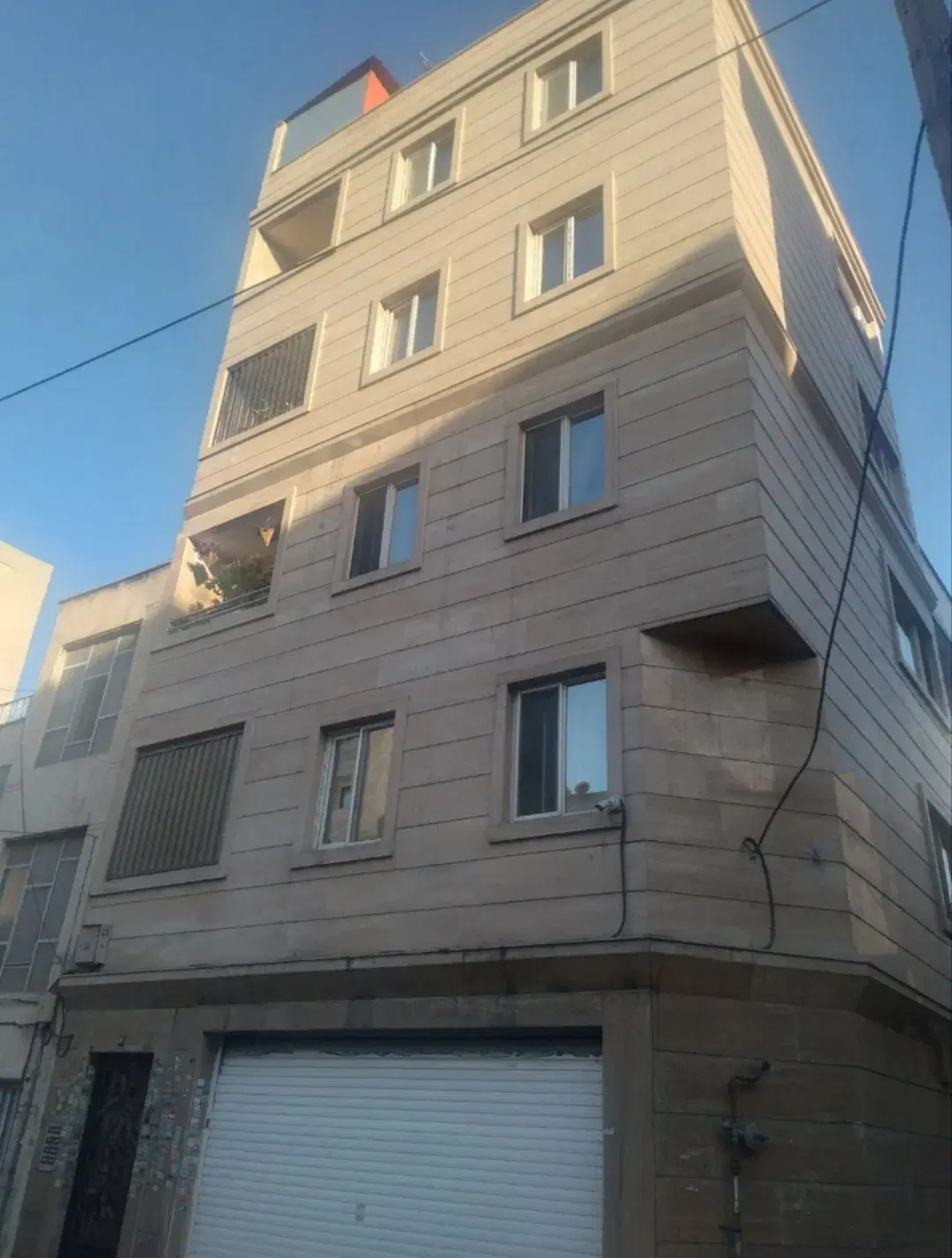 منزل 3 طبقه 83متری