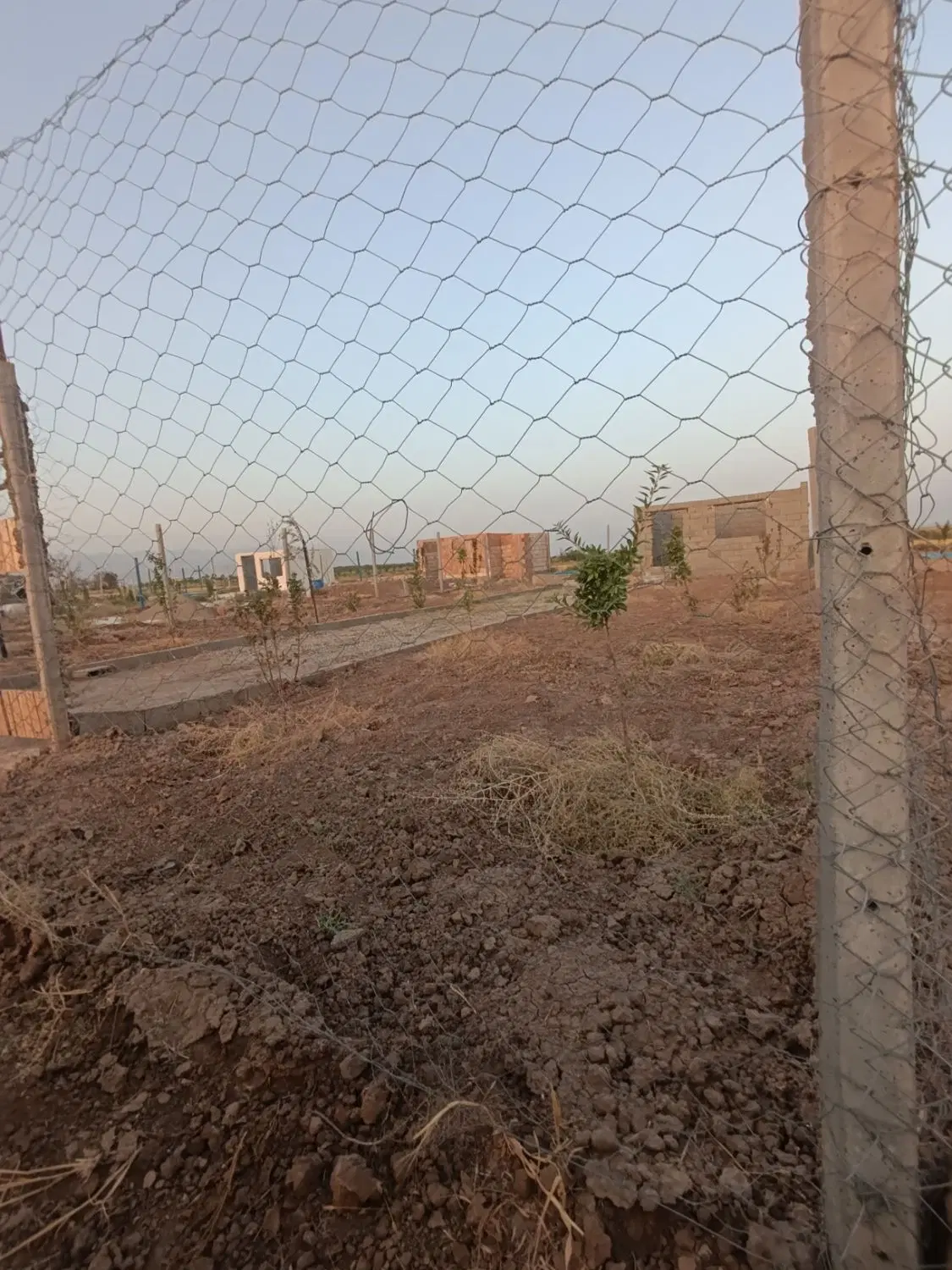 باغچه ۳۰۰ متری با بنای ۲۰ متر نیمه کاره و استخر
