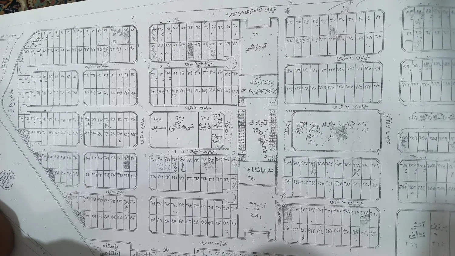 یک قطعه زمین نیم پلاک