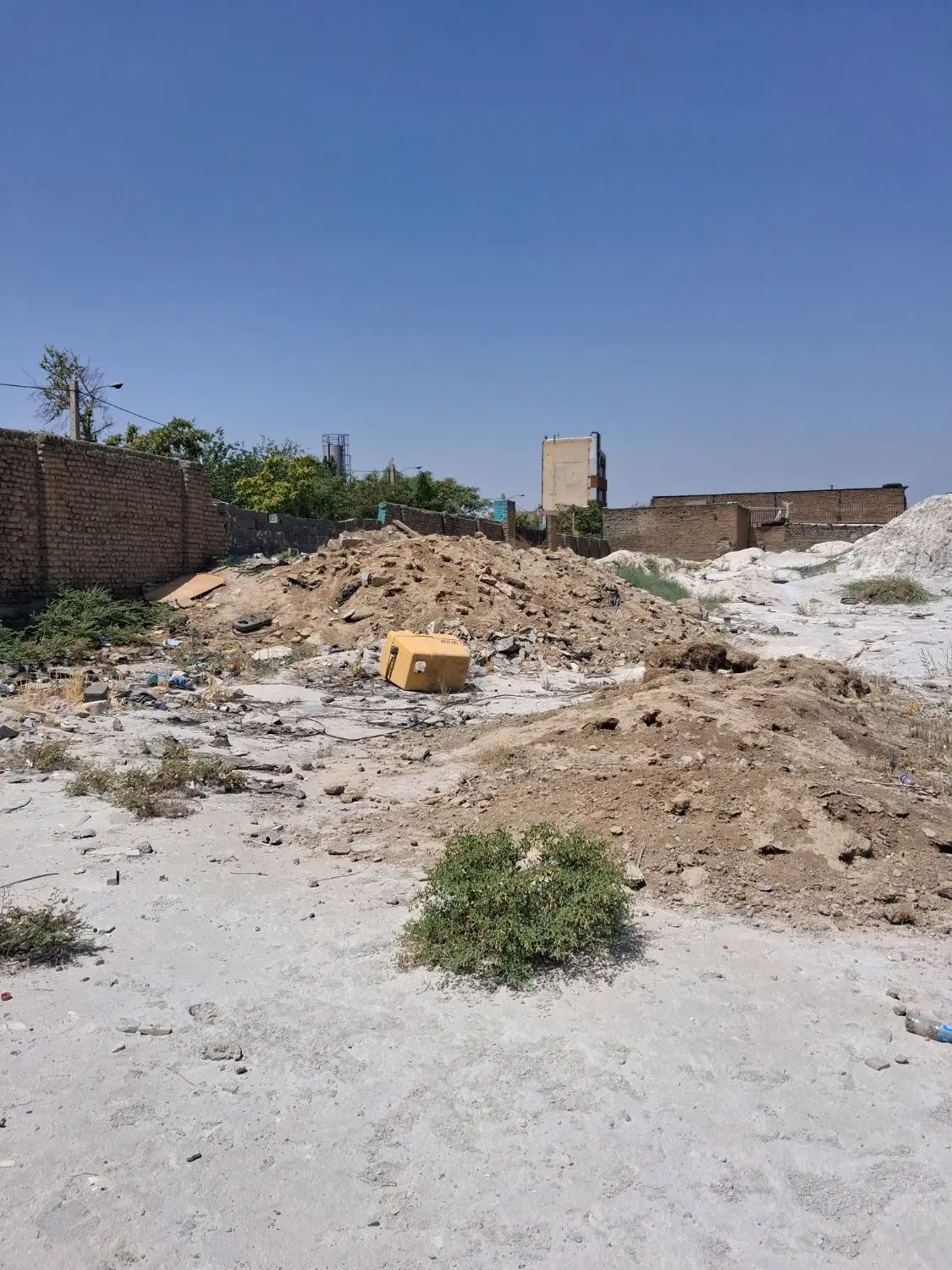 زمین ۲۱۰۰ متری در فداییان