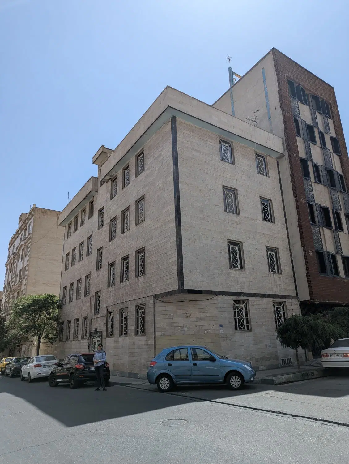 آپارتمان ۸۵ متری دو نبش، تاپ لوکیشن، غرق نور