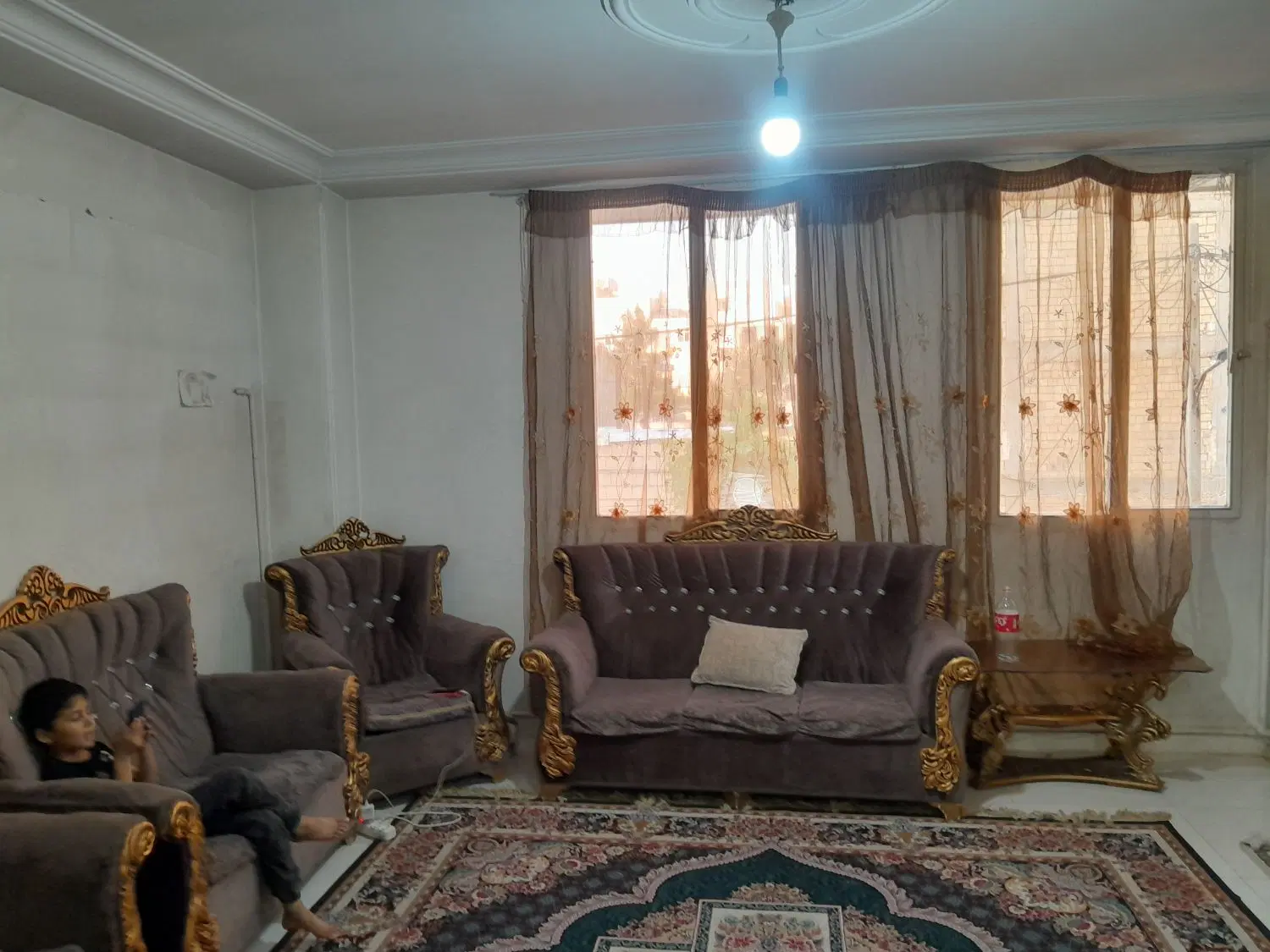 آپارتمان طبقه اول تمیز رو به سمت نما