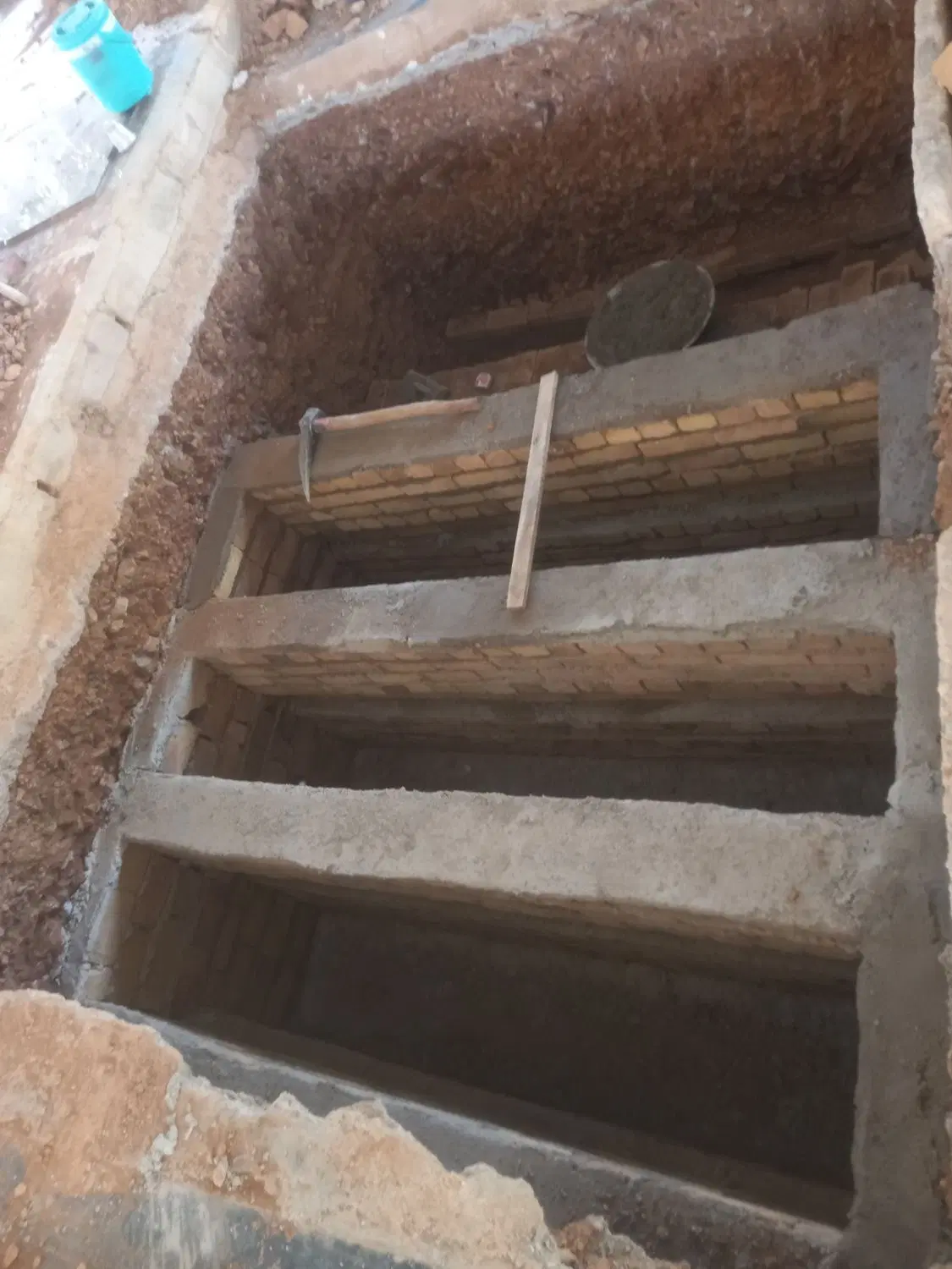 کندن زمین واسه قبر