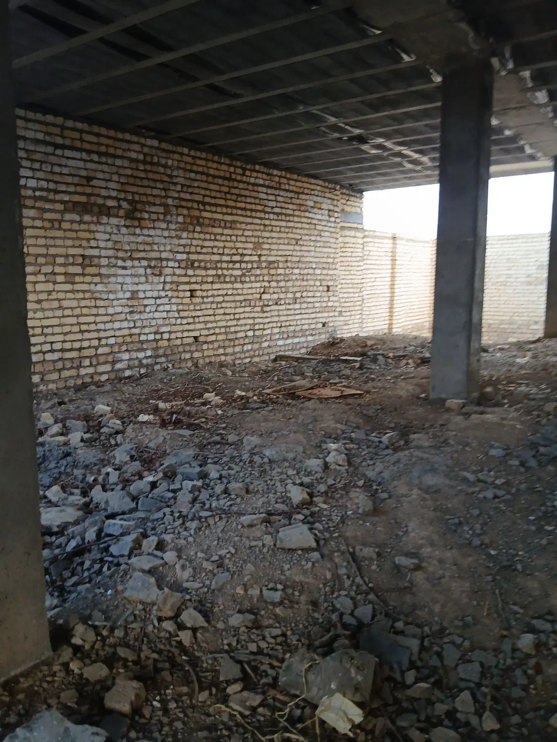 ساختمان نیمه کاره اصفهانک