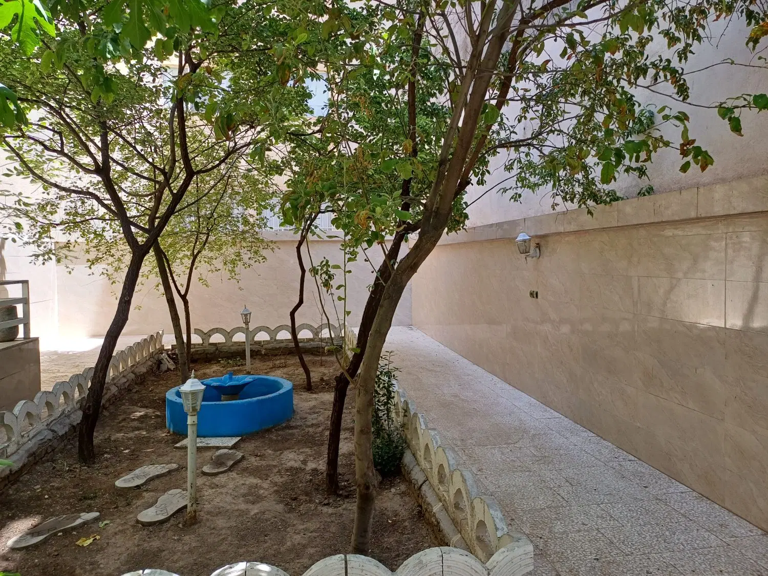 آپارتمان با حیاط کاملا اختصاصی ۲۴۰متر در سناباد