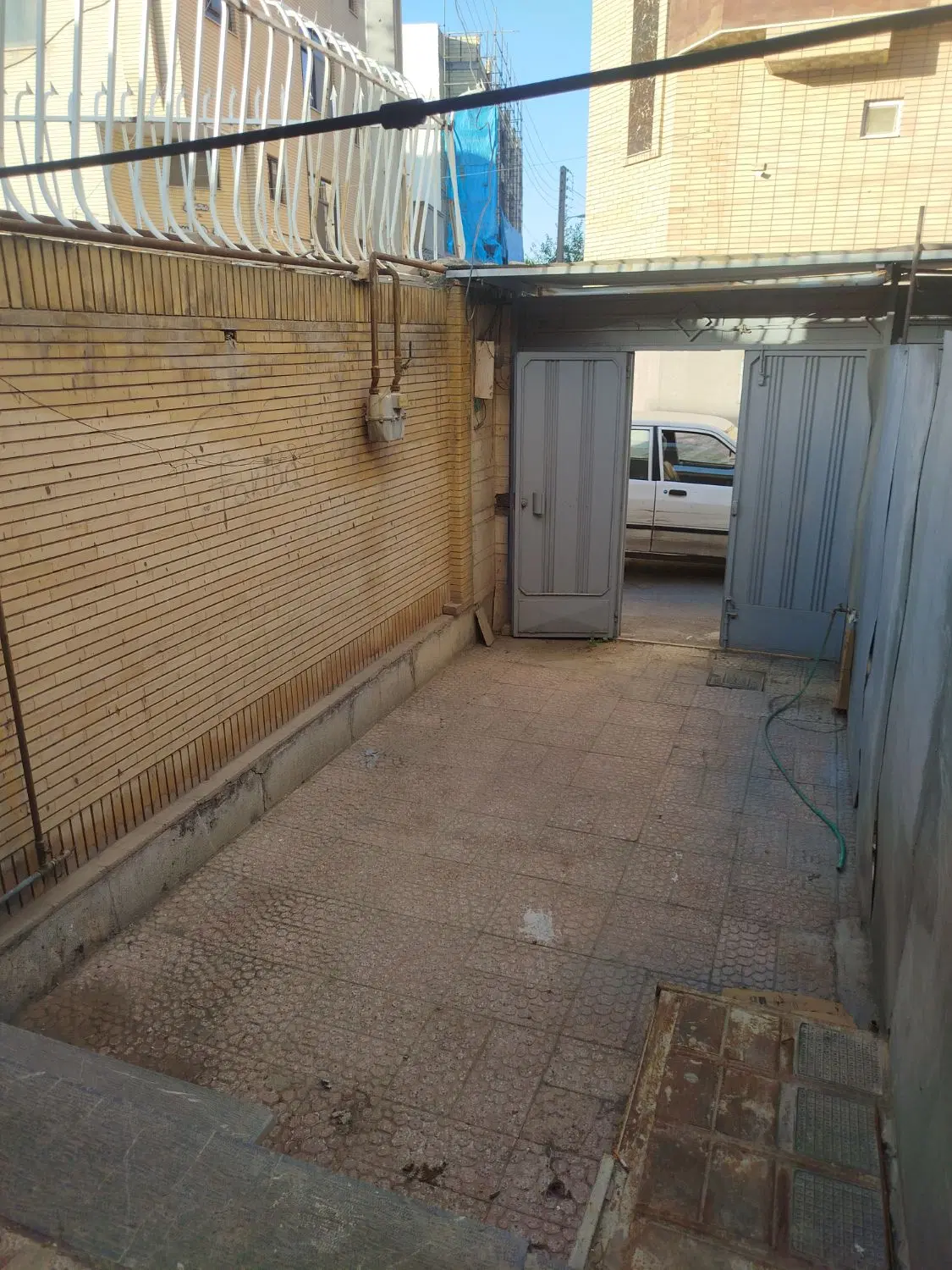 اجاره انباری ۱۵ متر داخل کوچه ماشین رو