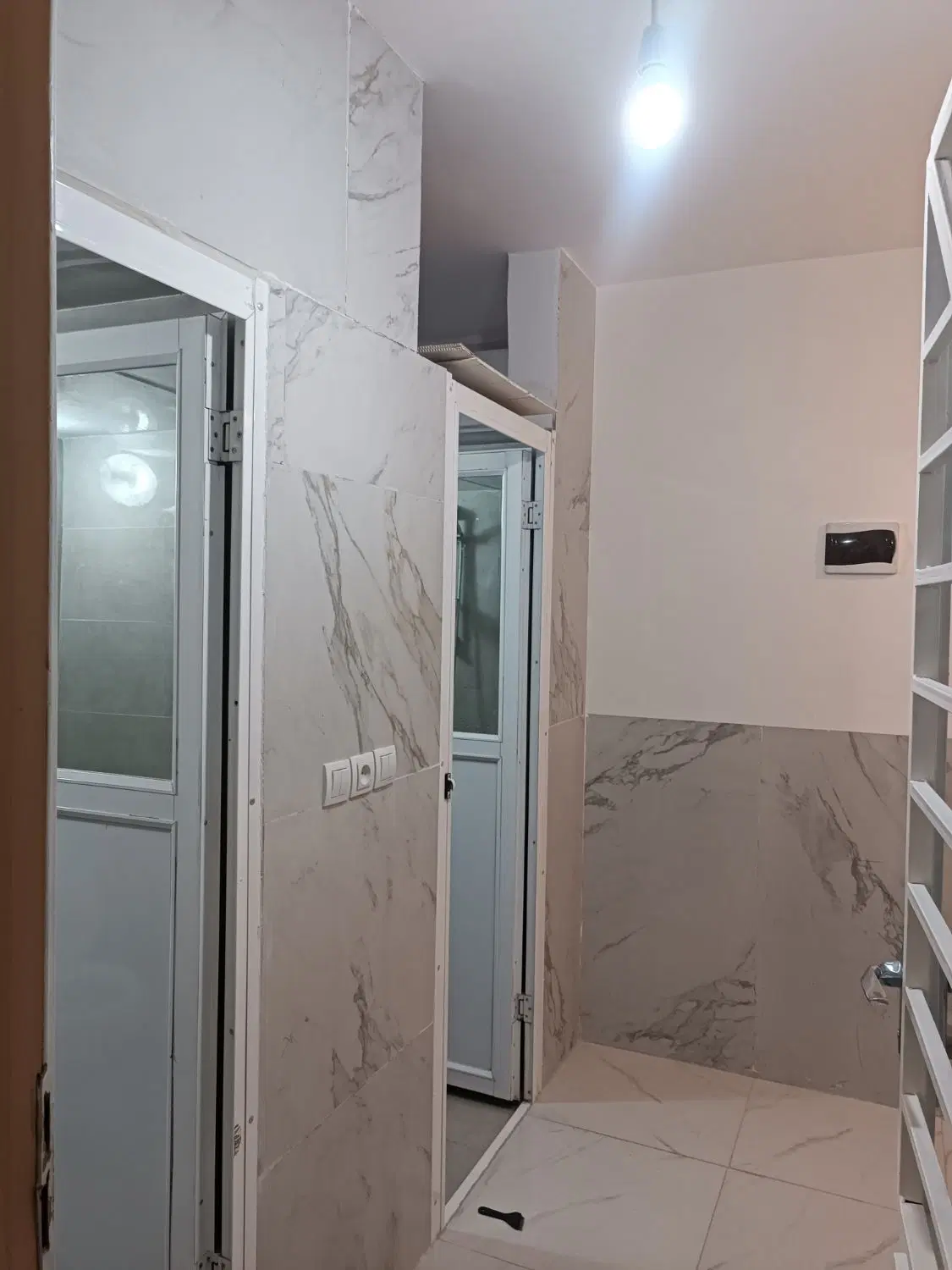 اجاره خانه ویلایی .درب ساختمان