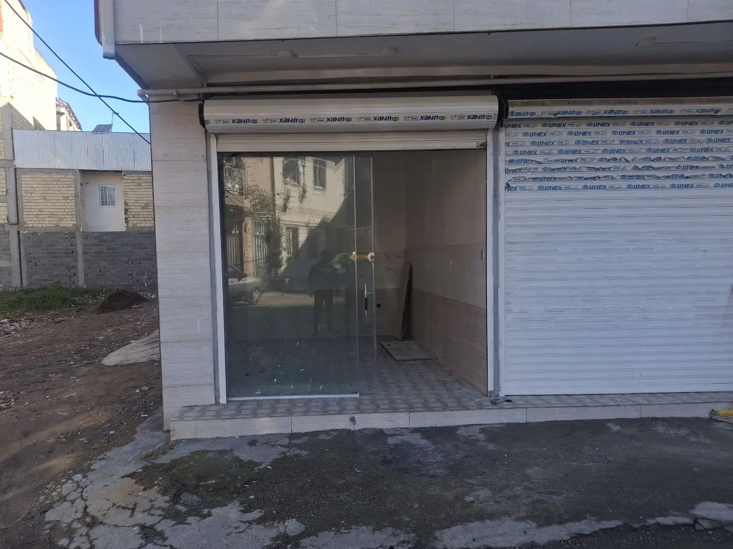 یک باب مغازه با امتیاز اب وبرق گاز کر کره بزقی