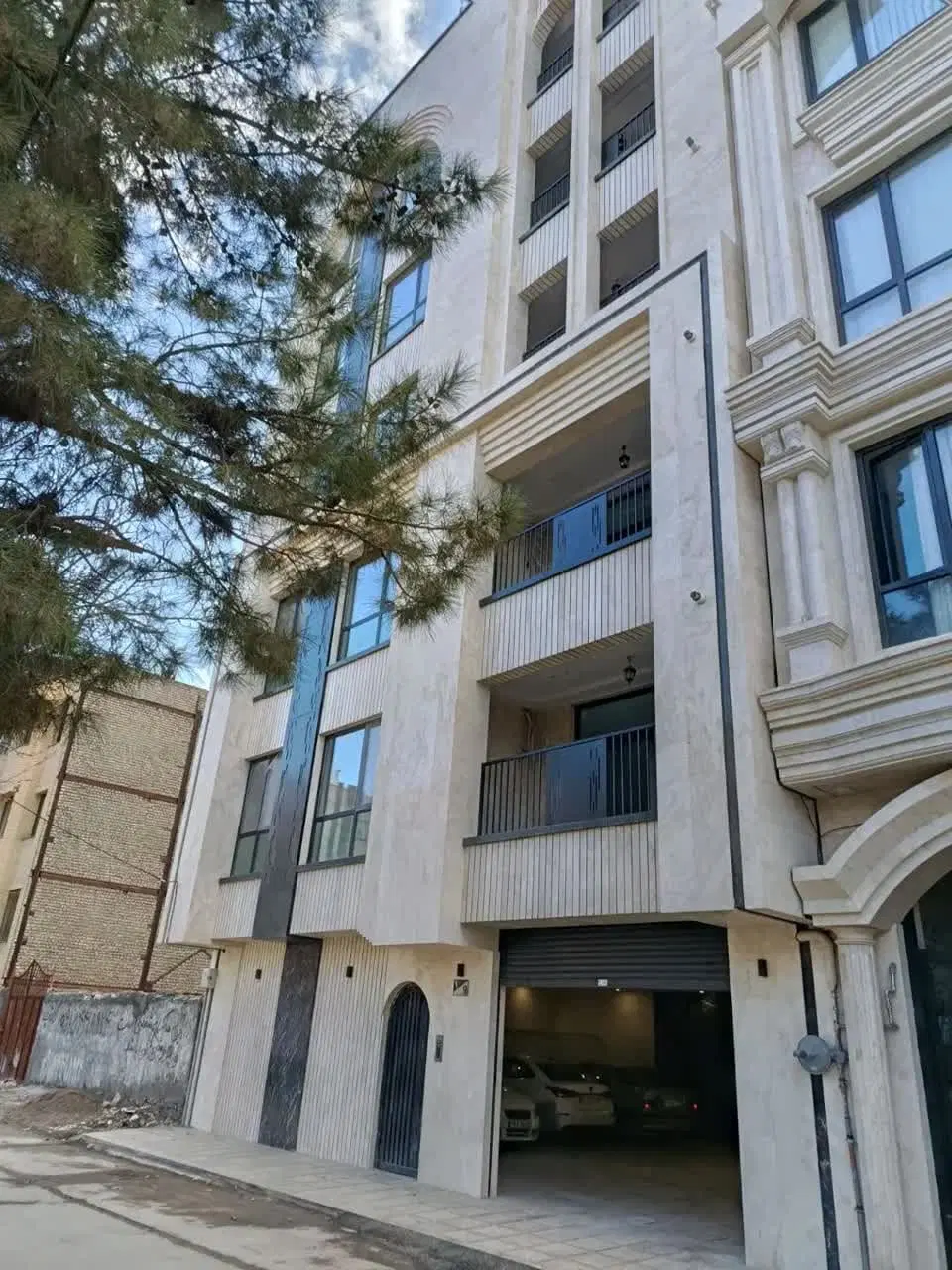 ۹۰ متر دونبش غرق نور طبقه دوم لوکیشن بسیار عالی