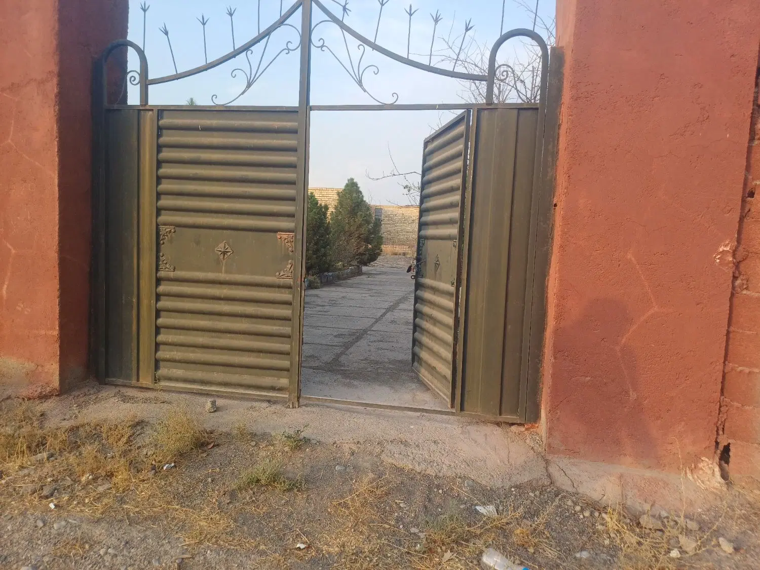 باغ  حاشیه رودخانه  با درختان بزرگ
