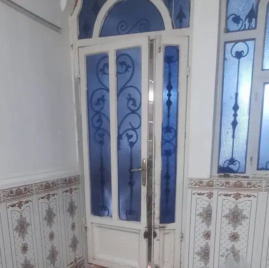 خانه در شیبان شبیشه طبقه بالا اصلی
