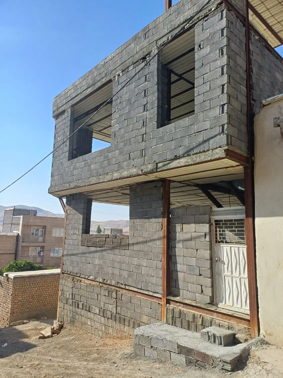 خانه نایسر نزدیک خیابان اصلی