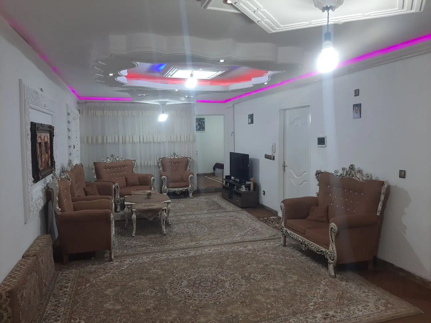خانه دو طبقه حیاط دار و ماشین رو