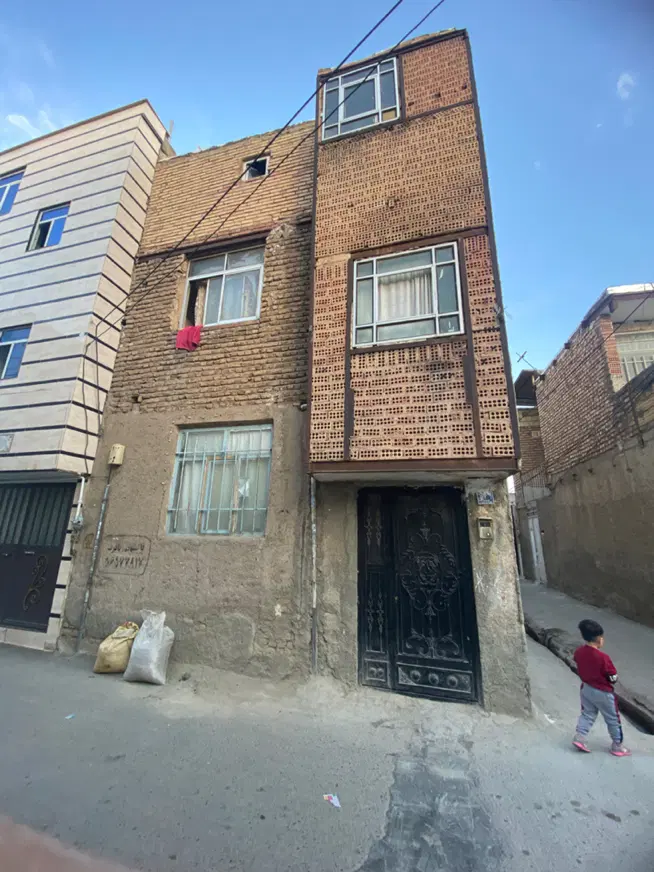 ۲.۵ طبقه در خیابان مدرسه