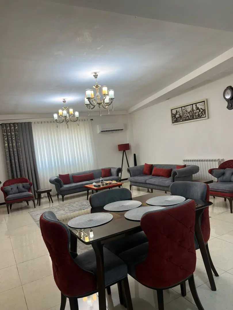 خانه ای شیک، خوش نقشه و کم کارکرد در خیابان منفرد