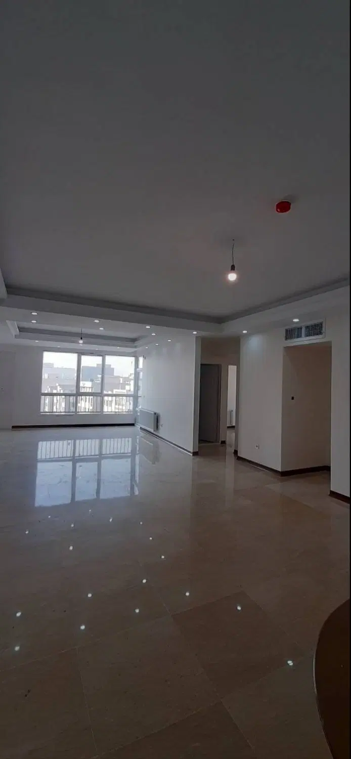 آپارتمان ۱۳۶ متر ۳ خوابه طبقه پنجم بی نظیر درمنطقه