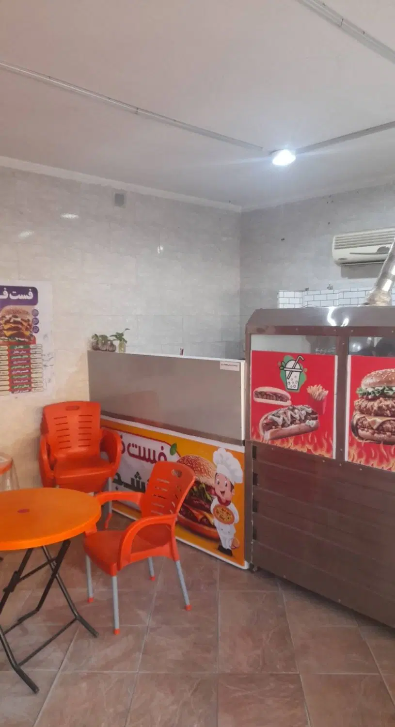 یک باب مغازه ۳۰ متری.روبروی دانشگاه آزاد