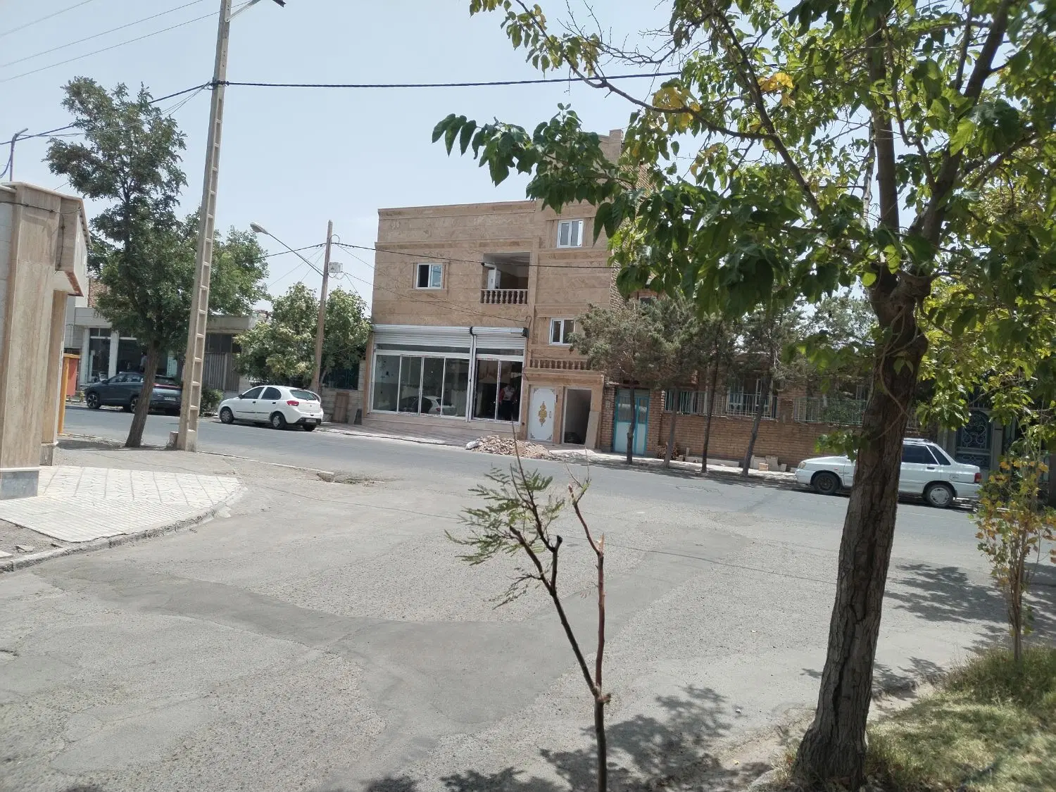 200 متر مغازه. حاشیه خیابان معلم. روبروی پارک