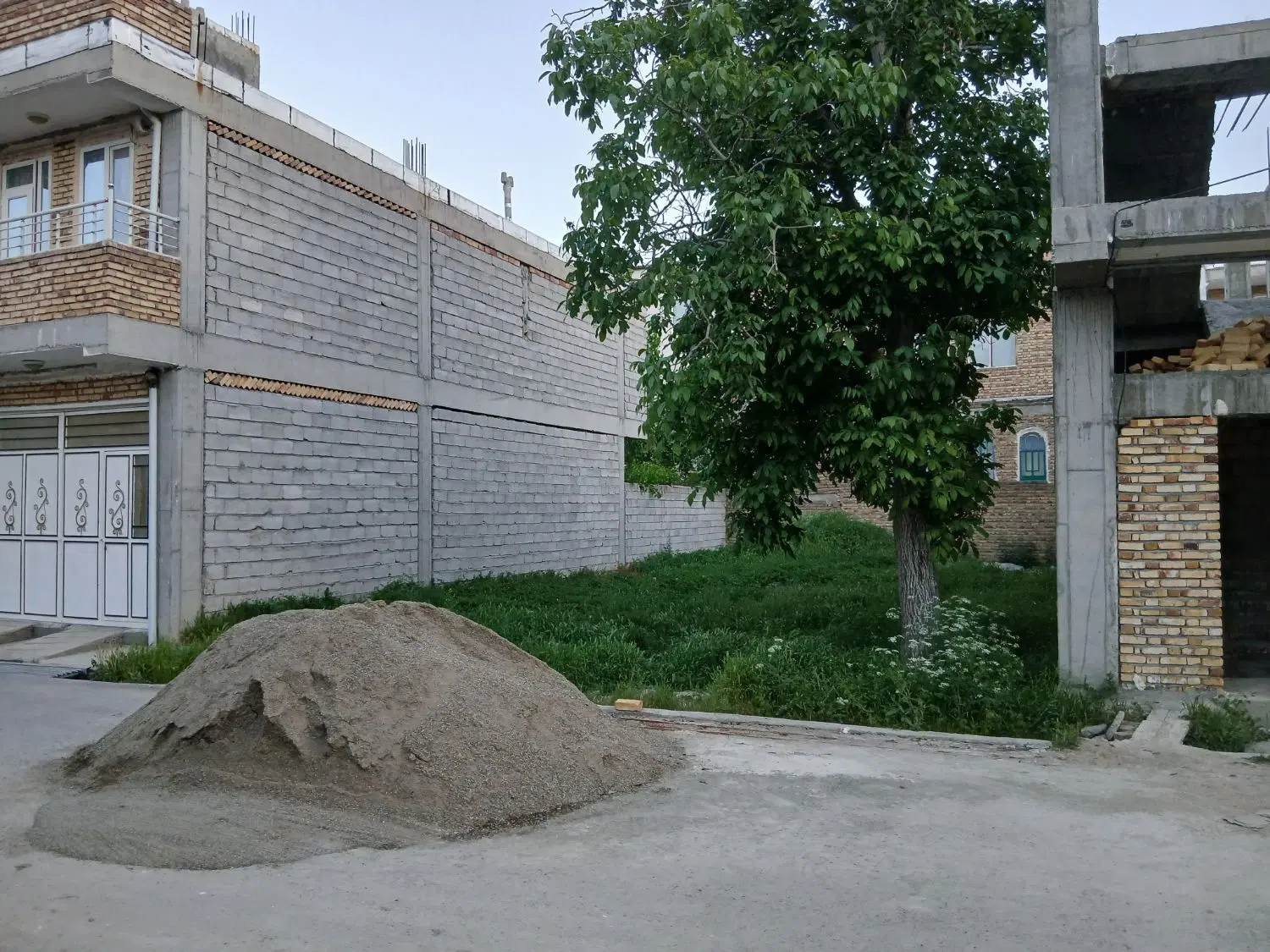 فروش زمین برای ساختمان وانبار صاف ومرتب (صدقه )