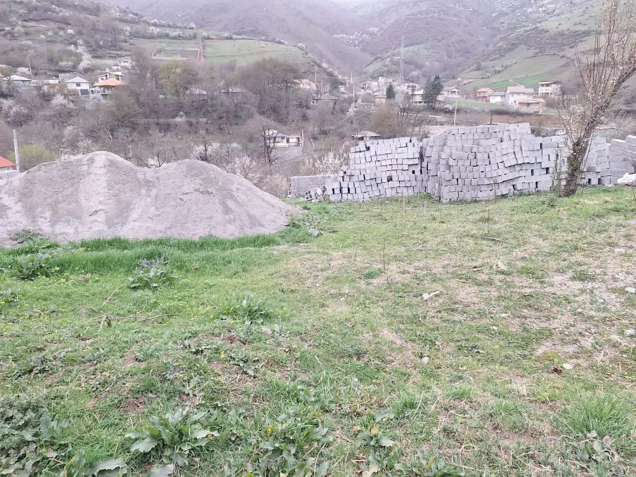 زمین ییلاقی دهمیان  دیوارکشی شده داخل بافت