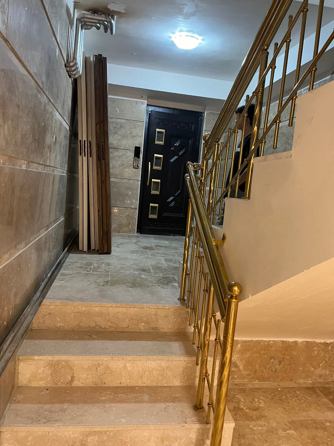 فروش یک آپارتمان ۵طبقه ۱ پارکینک ۴طبقه ۱۵۰متری