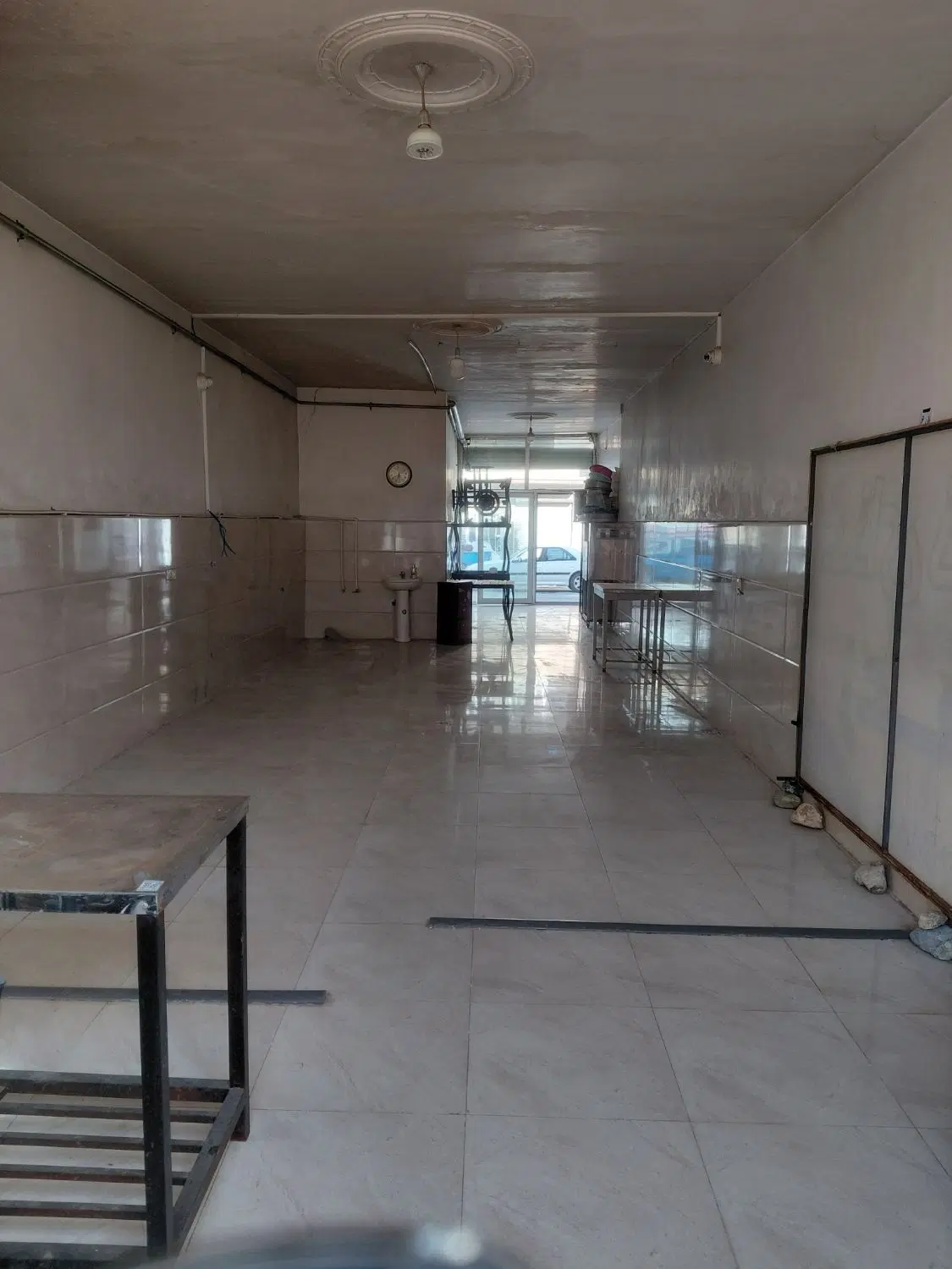 مغازه به متراژ ۹۵ متر اجاره داده میشود