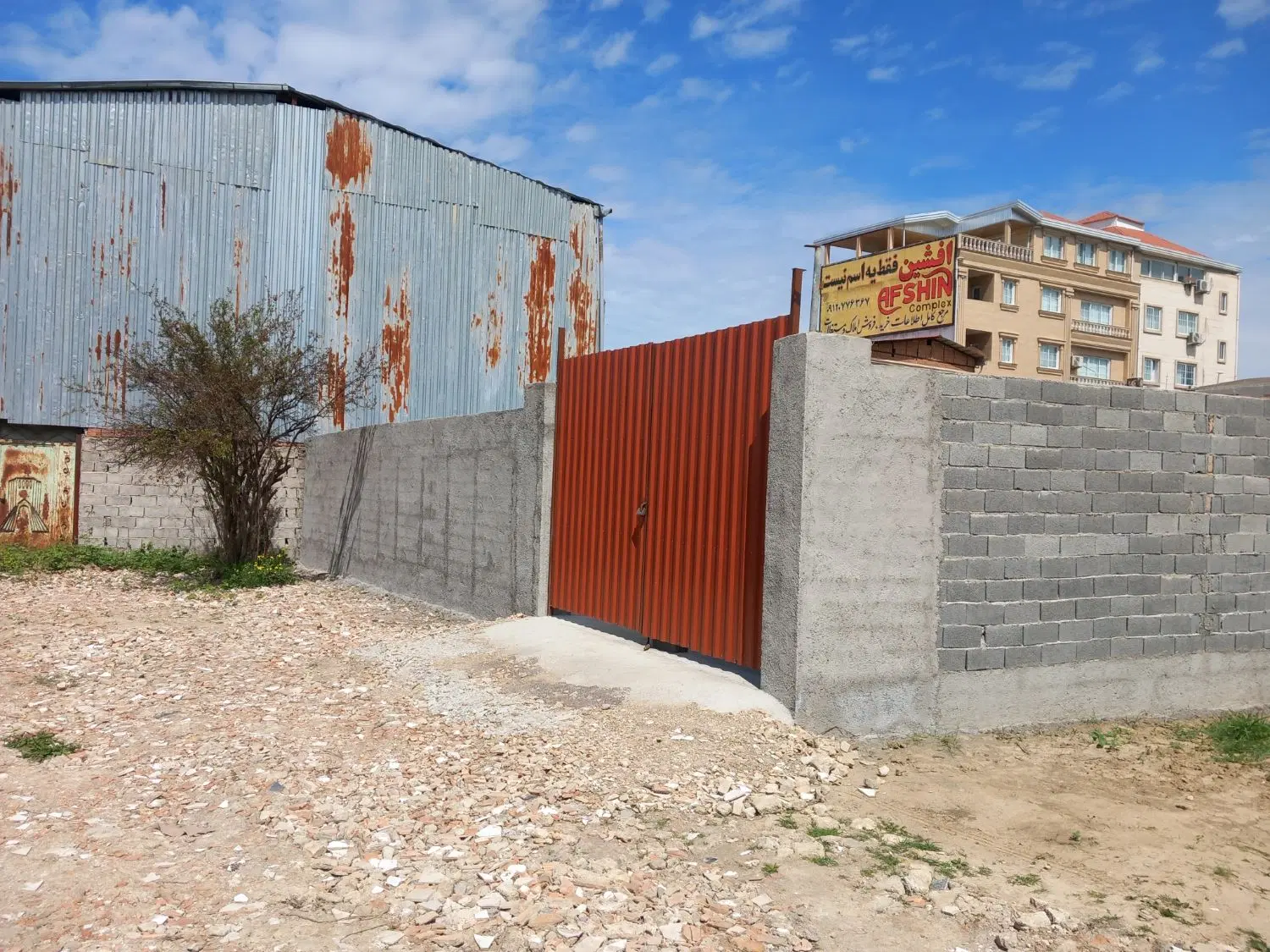 زمین دیوارکشی با نهال در خلیل شهر