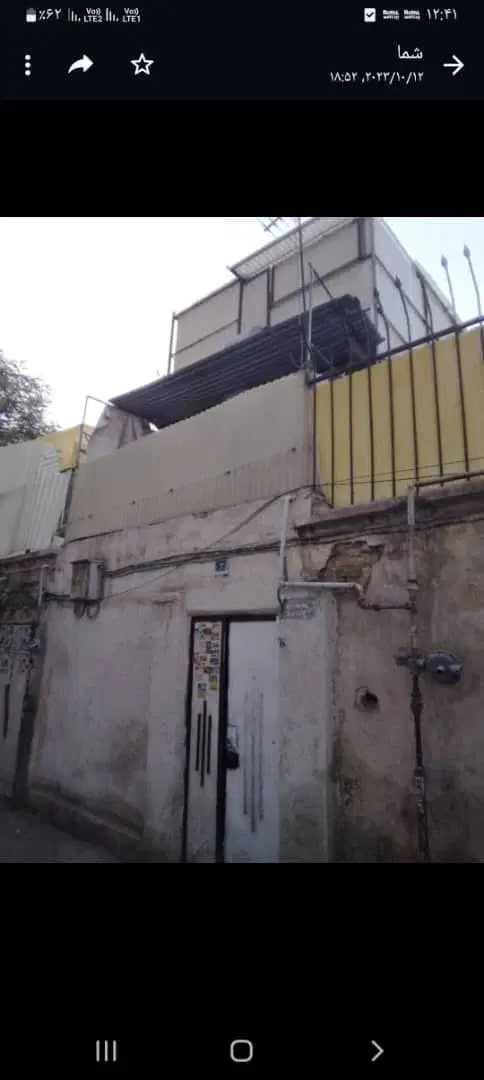 خانه قدیمی درسه طبقه مستقل بنای مفید۱۳۵ متر