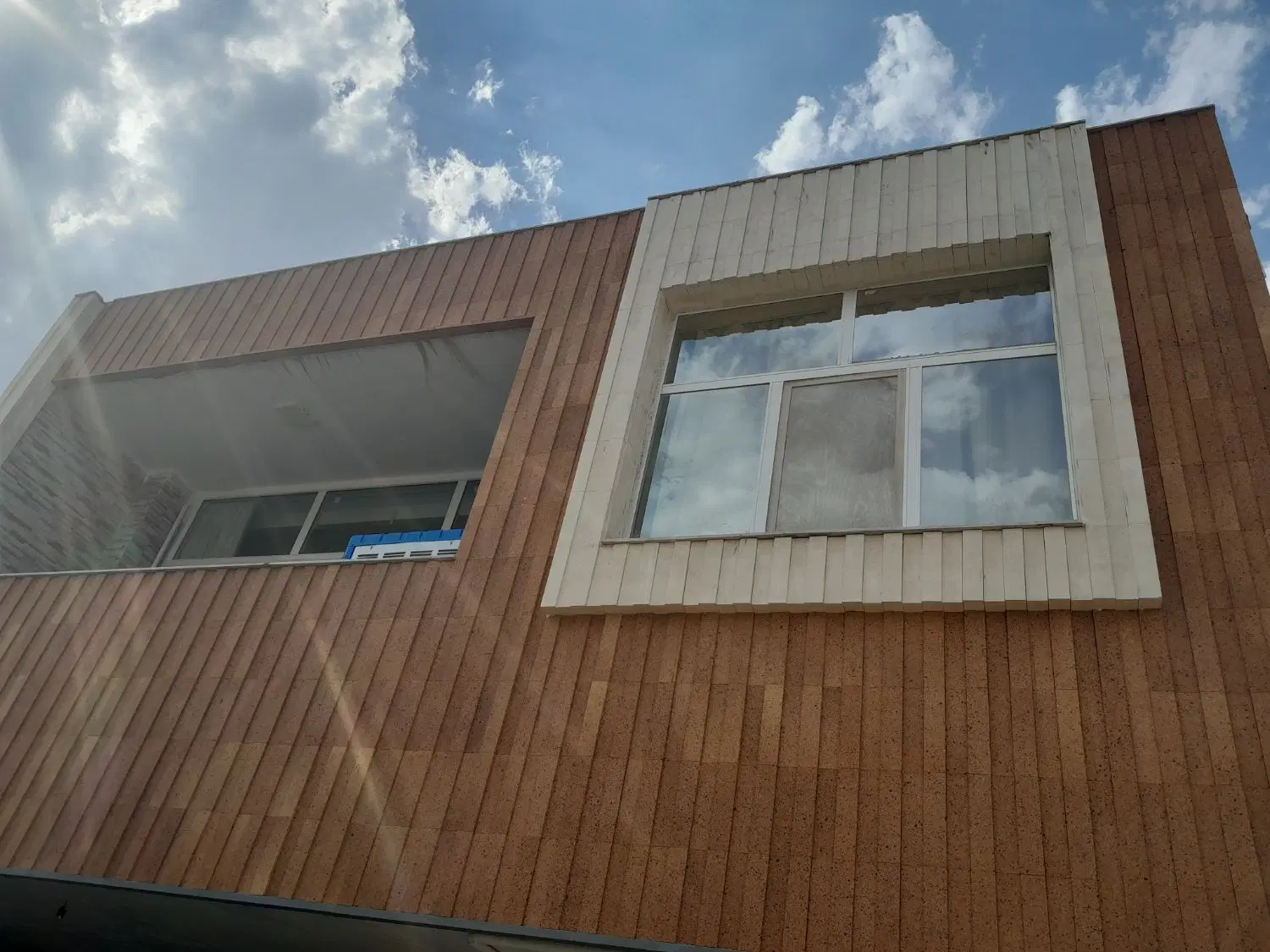دوطبقه ویلایی برخیابان مسکونی تجاری