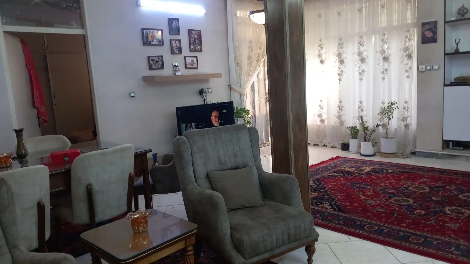خانه ویلایی با یک مغازه تجاری
