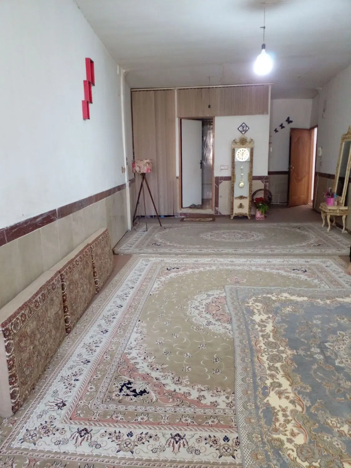 یک واحد آپارتمان ۸۰ متری طبقه سوم
