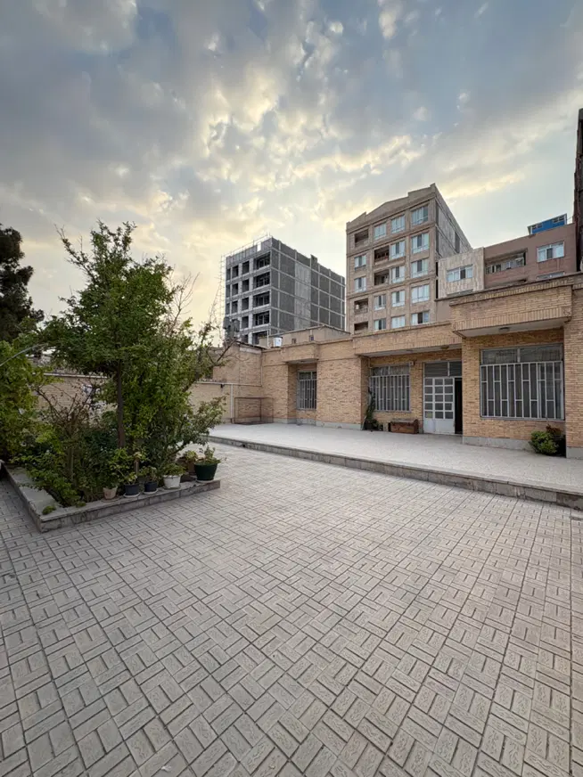 ملک فروشی