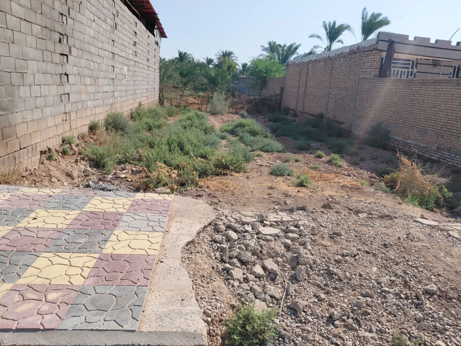 خانه و انبار و زمین مسکونی