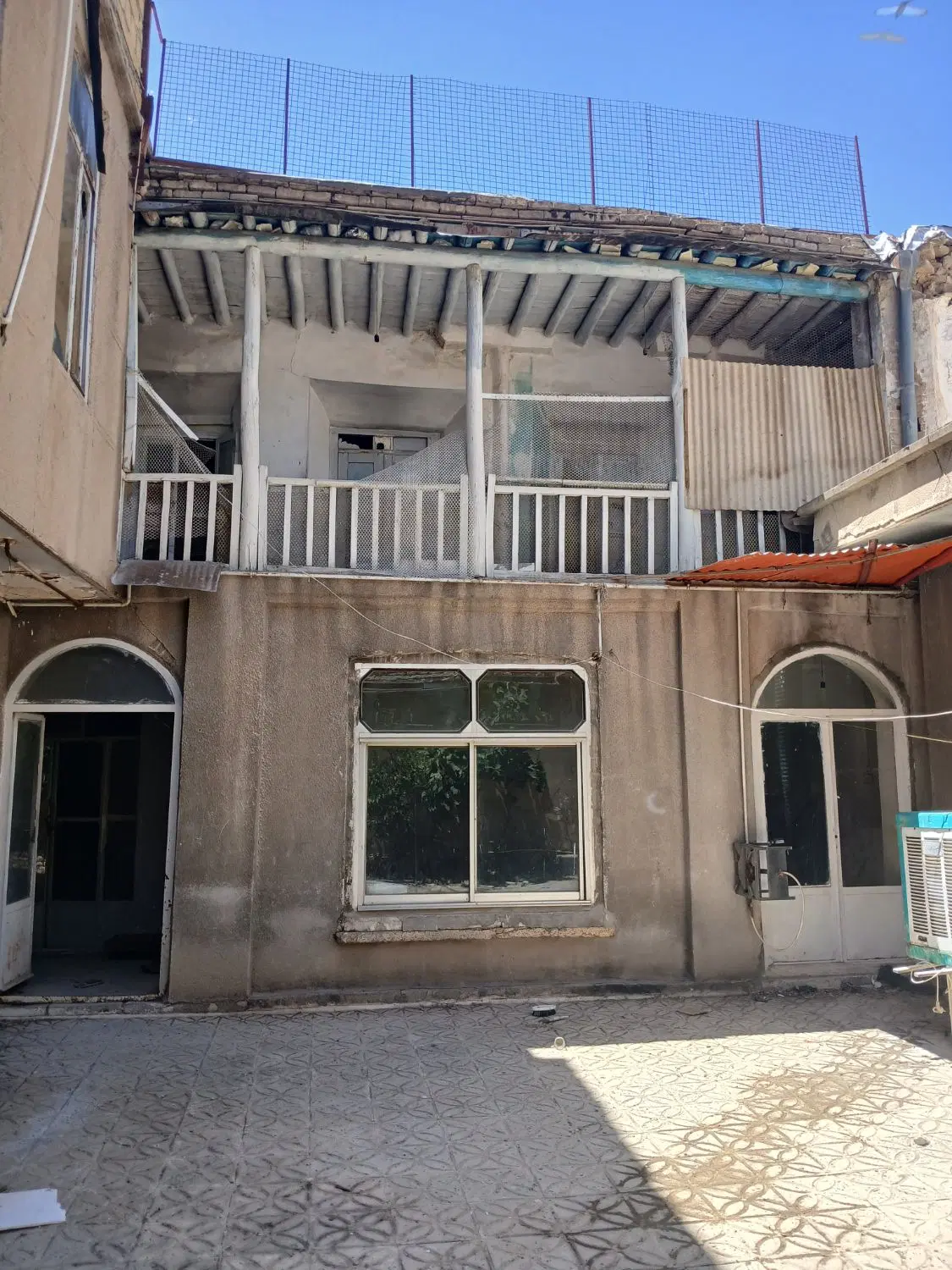 خانه سیروس ۲۱۰ متر سند تک برگ حیاط وسط