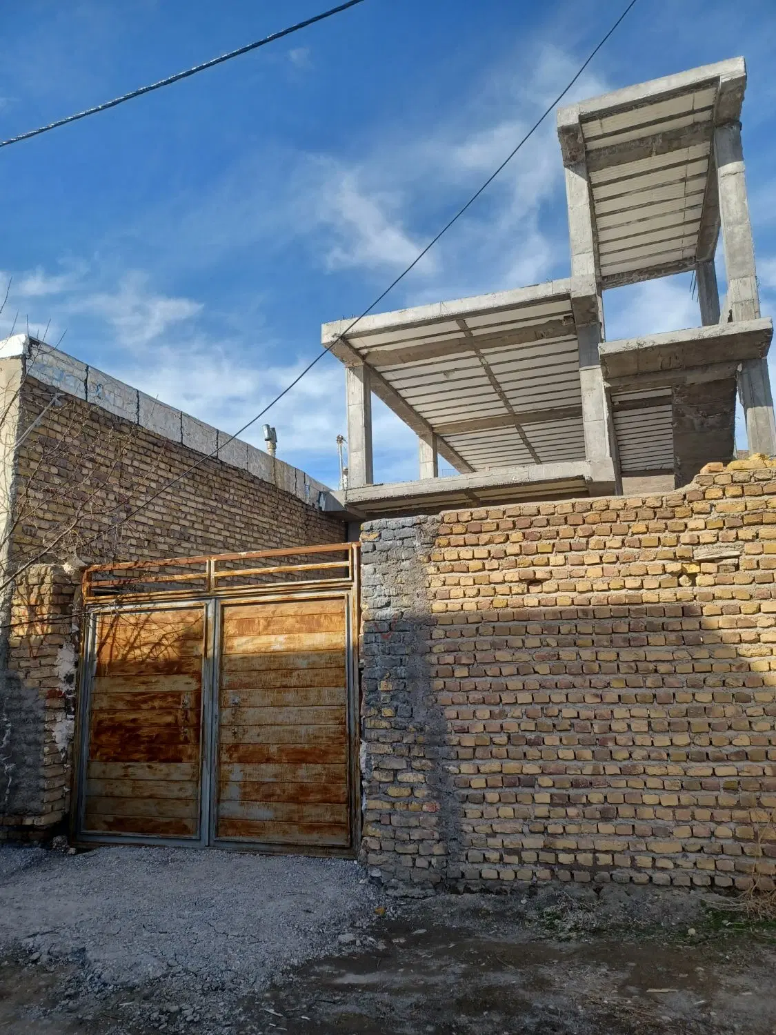 منزل ویلایی نیمه کاره دواسب زیر بنا ۲۰۰متر