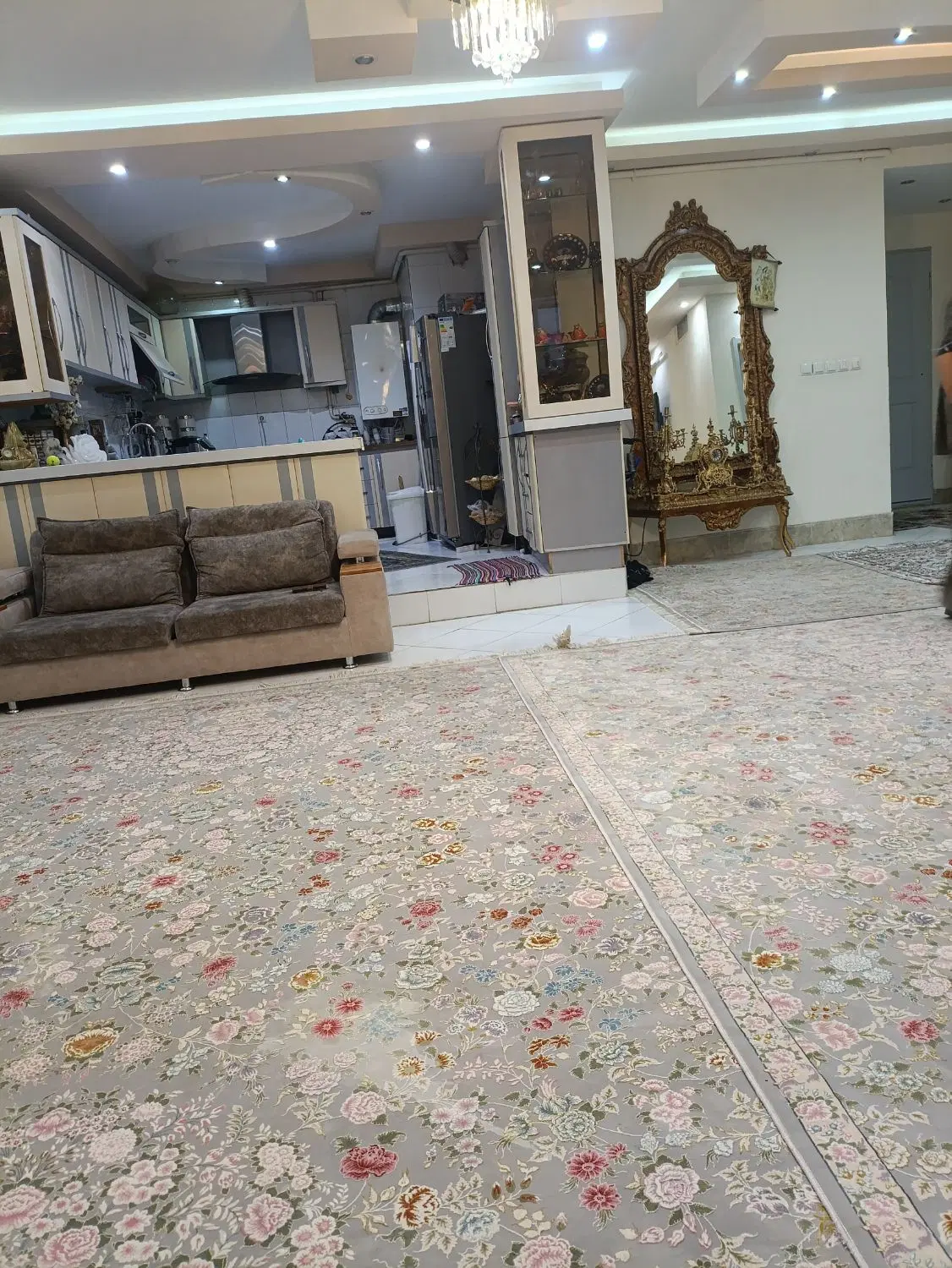 واحد ۱۳۰ متری توحید