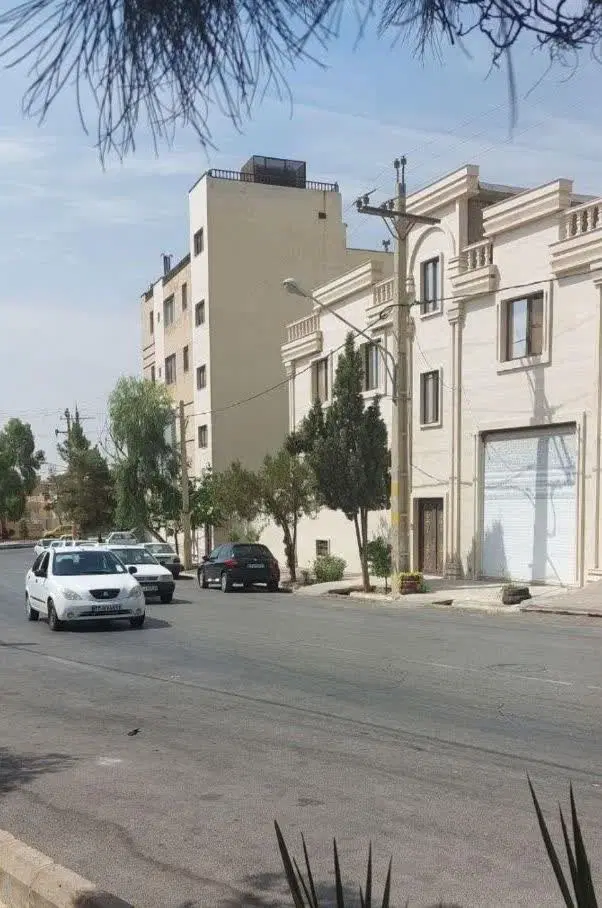 ۲۵۰ متری دوطبقه سر سه نبش با سوئیت و مغازه
