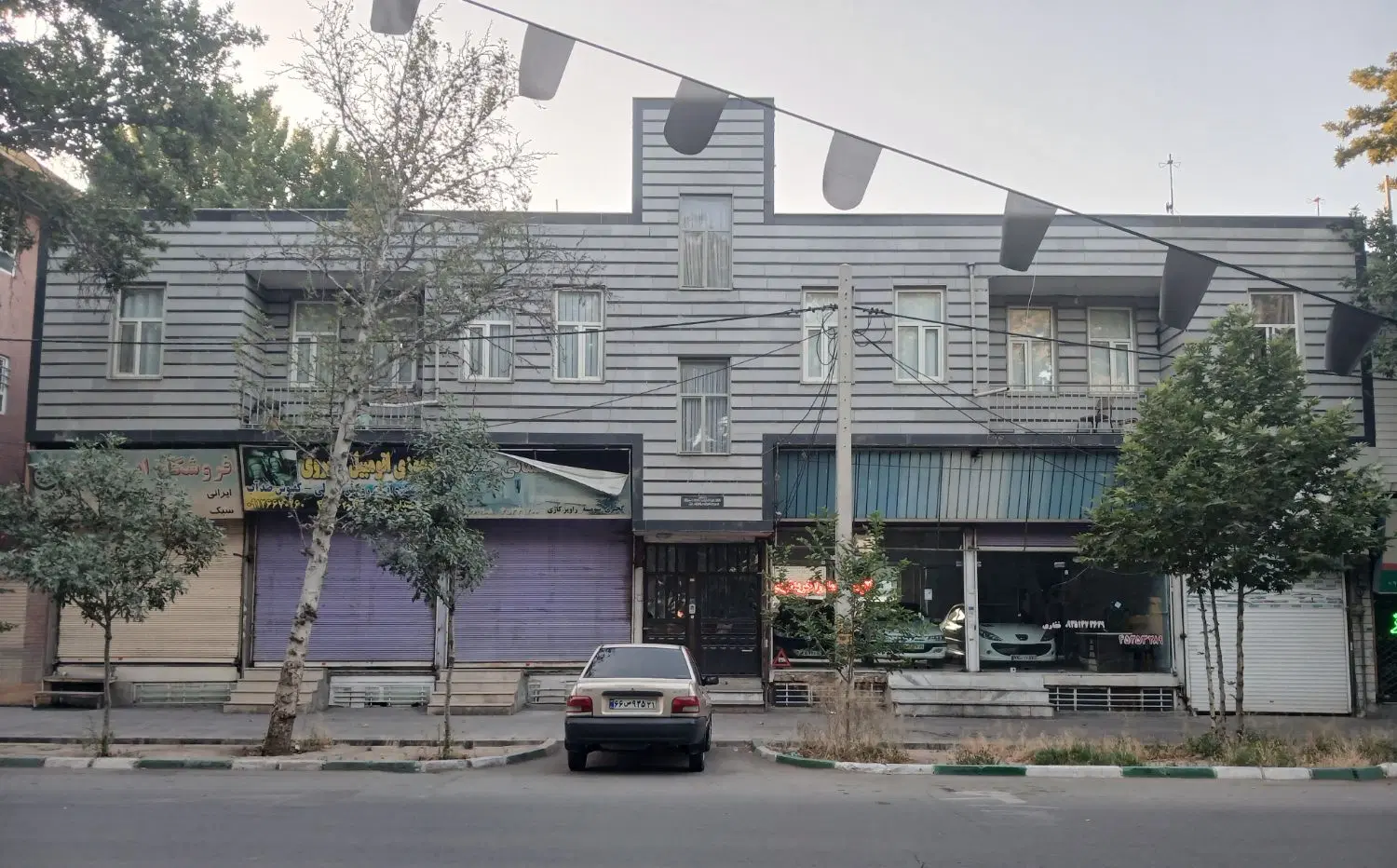 ملک تجاری و مسکونی