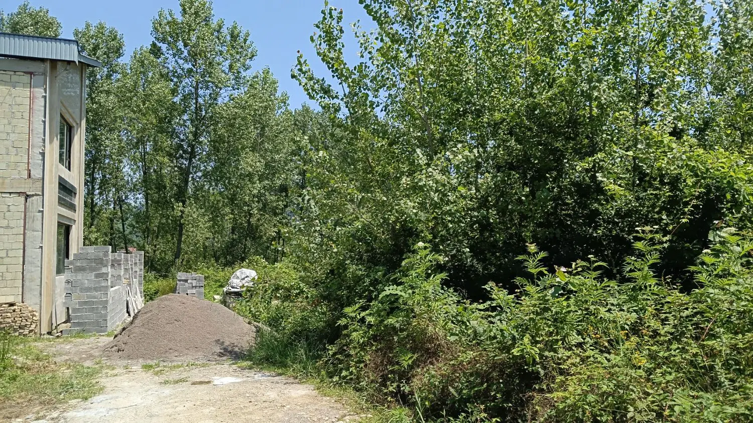 ۷۰۰ متر زمین نیاکو