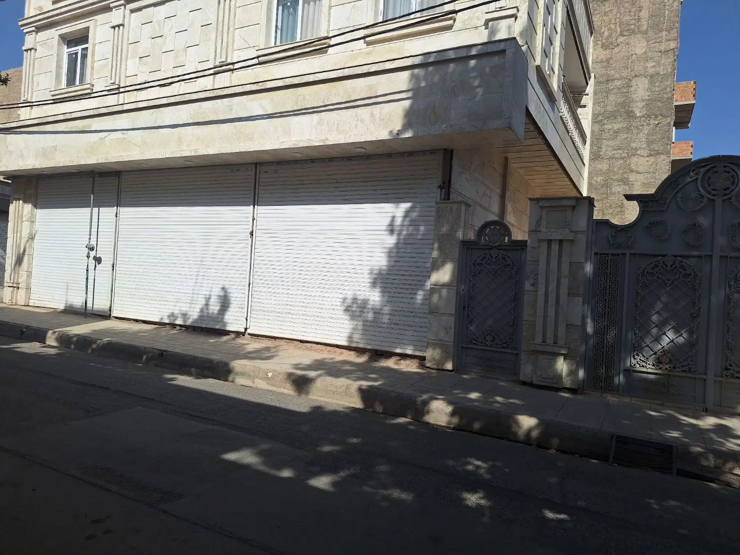 مغازه ۱۰۰متری