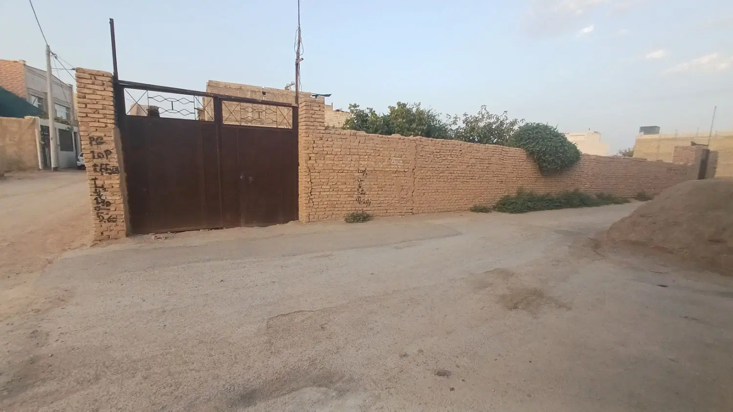 زمین چهار دیوار دهنو  ۴۰۰متر