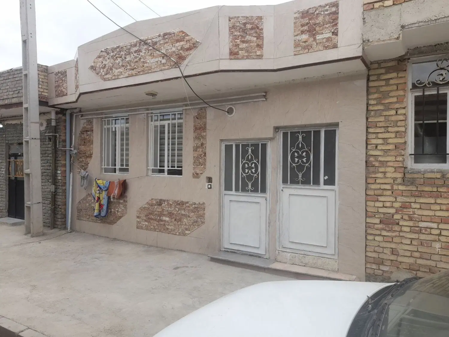 یک حیاط در خیابان کوهنورد در کوی ۱۸ بادیکی