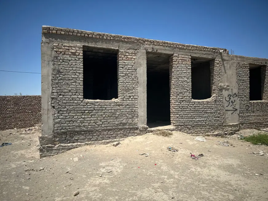 خونه نیم ساز به همراه یه قواره زمین کنارش