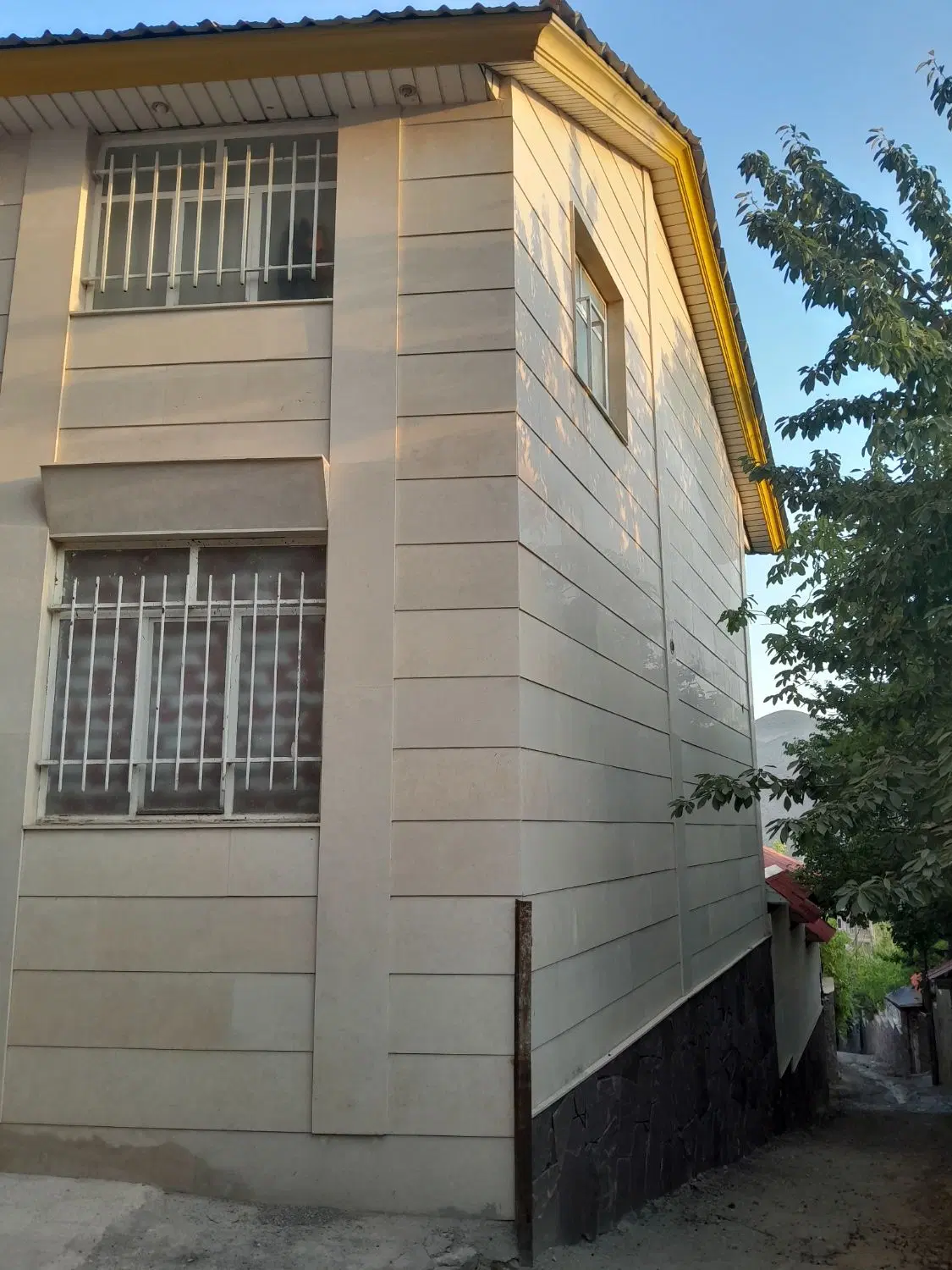 امامه بالا ۲۴۰ متر خانه ویلایی