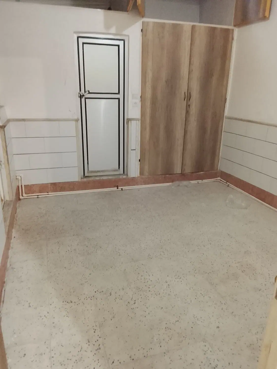 یک واحد آپارتمان  طبقه ی دوم