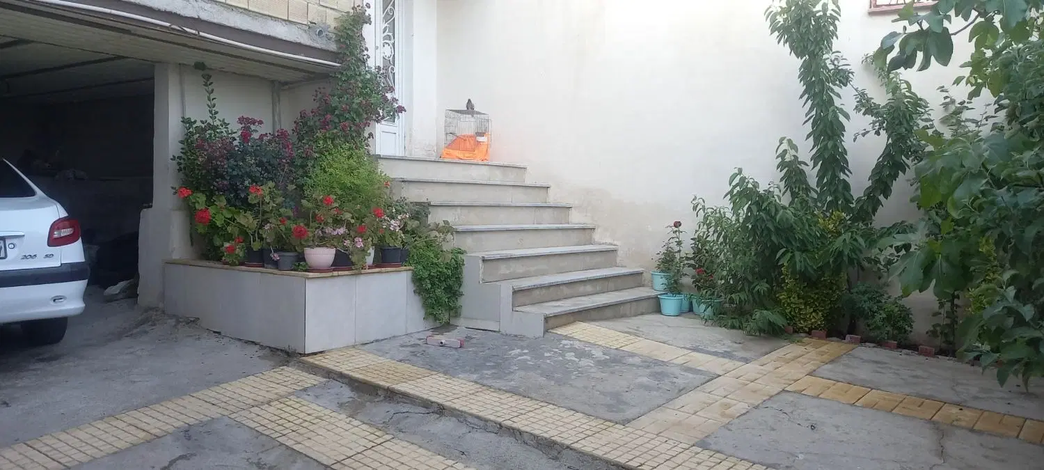 ویلایی ۱۶۰ متری و۱۰۰ متر بنا طبقه اول