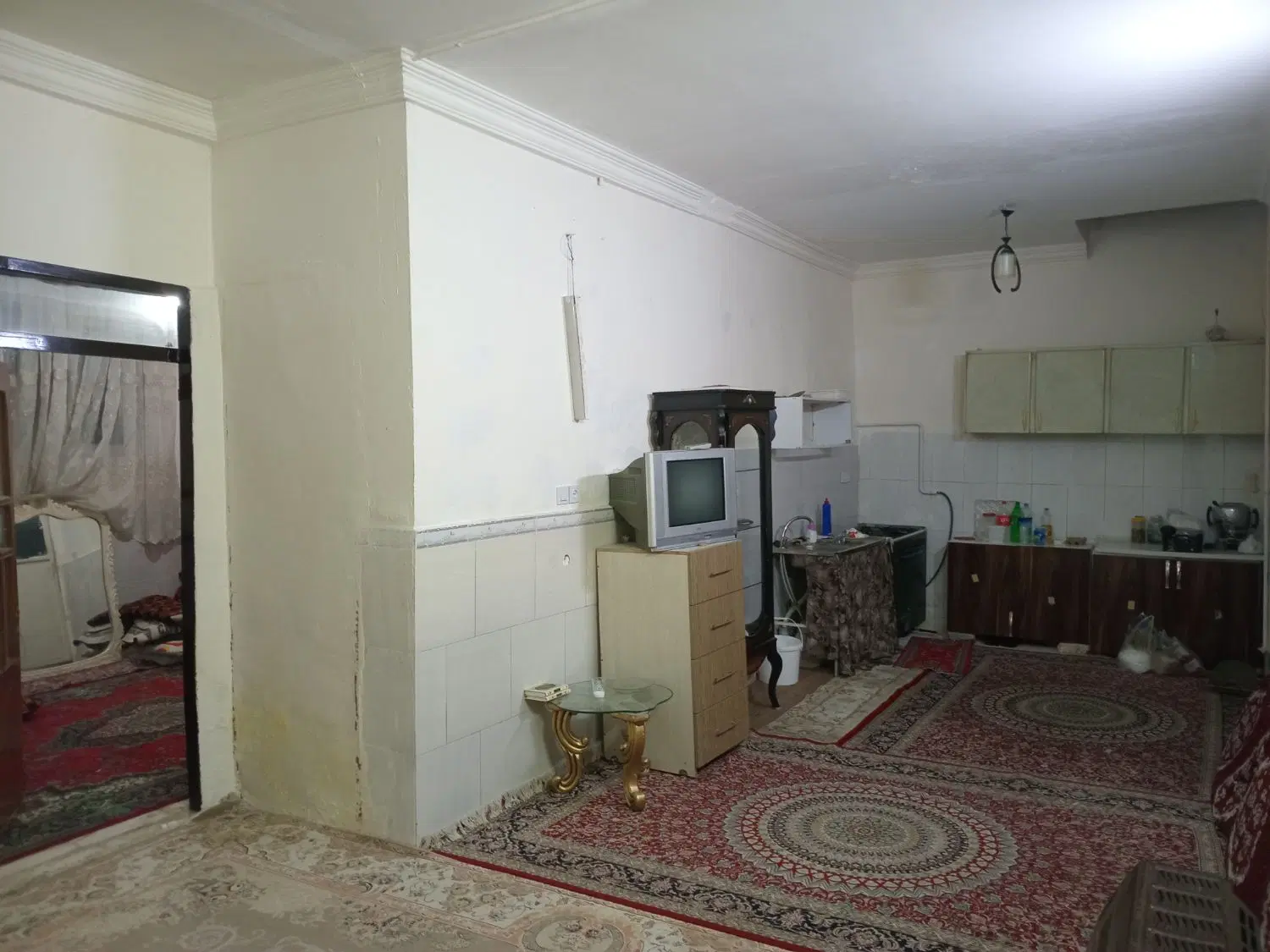 همکف با مغازه مقابل ایستگاه مترو