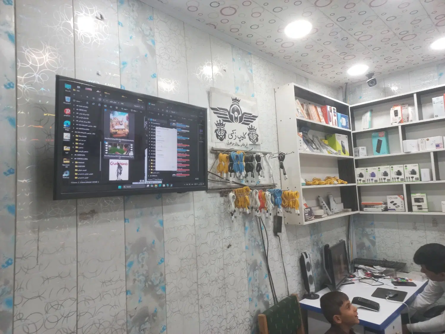 مغازه ویدیوکلوپ با تمام اجناس با ملک تجاری