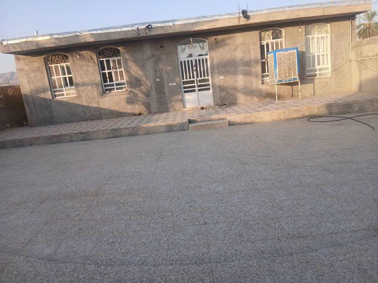 منزل مسکونی دو طرف حیاط