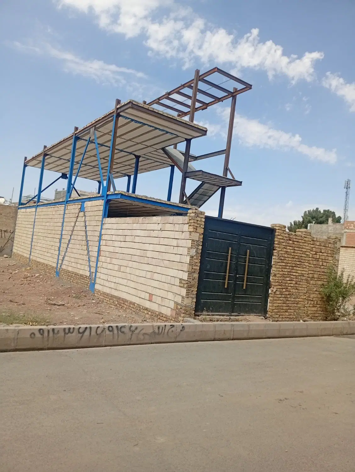 زمین نیمه کاره  در دو طبقه